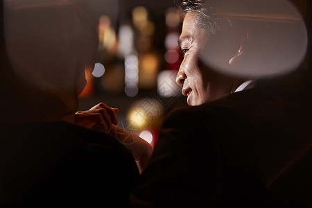 笑脸富有的饭店男人和女人在酒吧喝酒图片