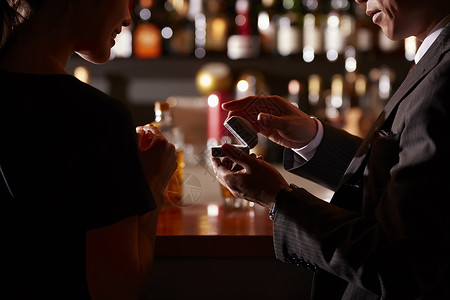 情侣饭店笑脸男人和女人在酒吧喝酒图片