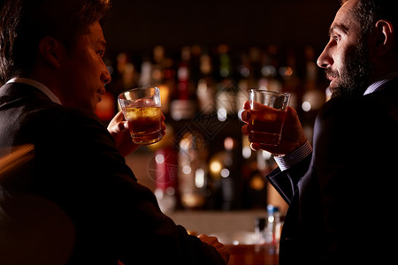 外国人夜晚时光人物喝在酒吧的商人图片
