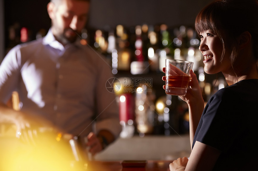 笑容女排他的妇女在酒吧喝酒图片