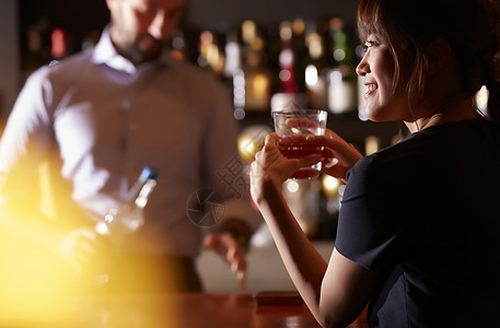 下班后妇女在酒吧喝酒图片