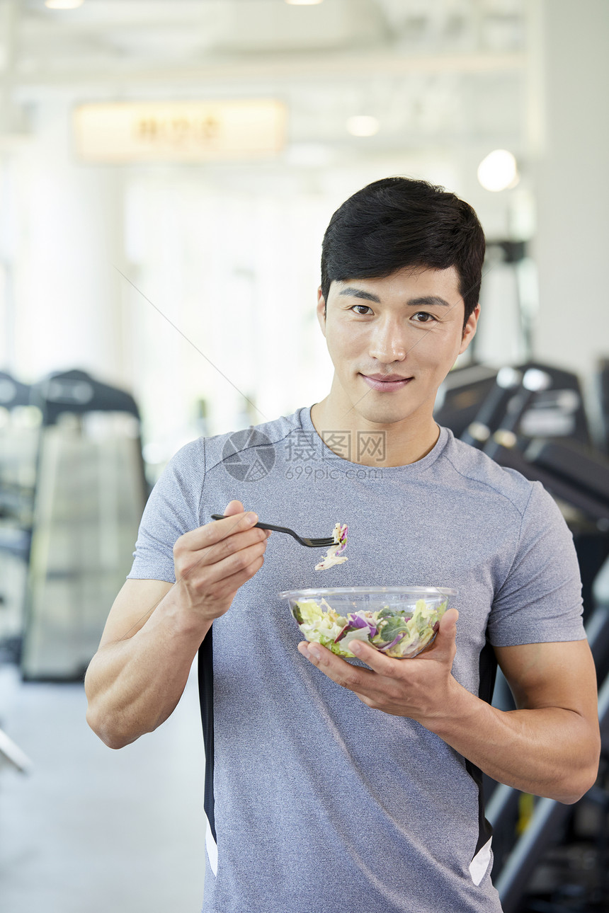 健康饮食沙拉的男子图片