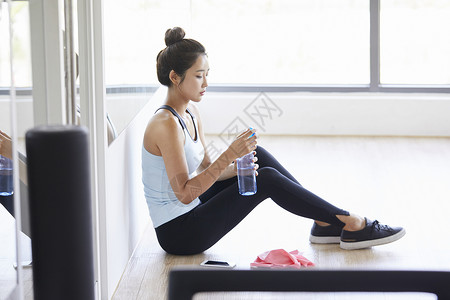 女孩子在健身房健身图片