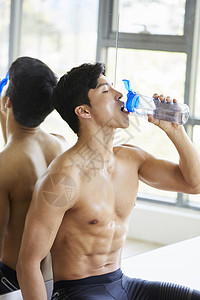 肌肉男在喝水图片