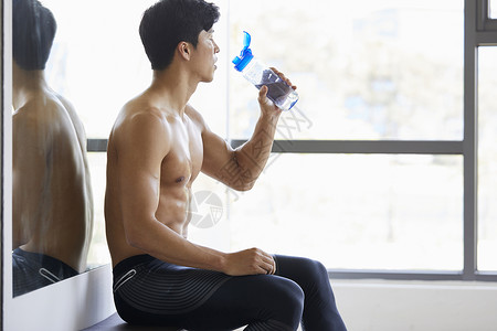 肌肉男在喝水休息图片