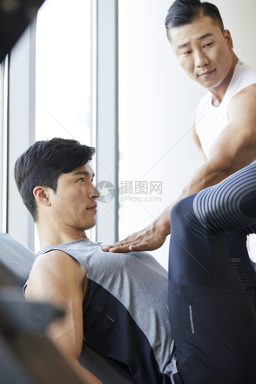 健身房锻炼的男性图片