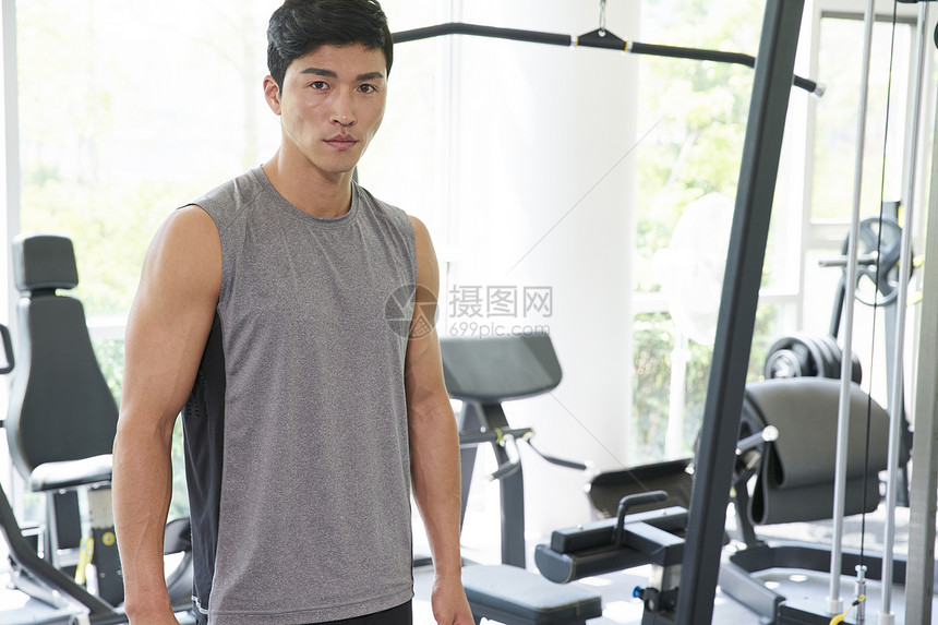 健身房锻炼运动的男性肖像图片