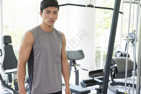 健身房锻炼运动的男性肖像图片