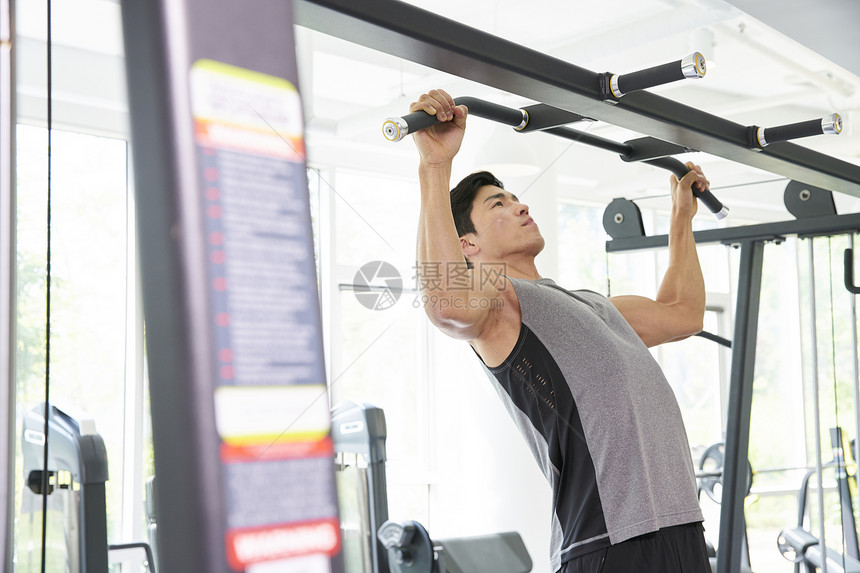 在健身房锻炼的男性图片