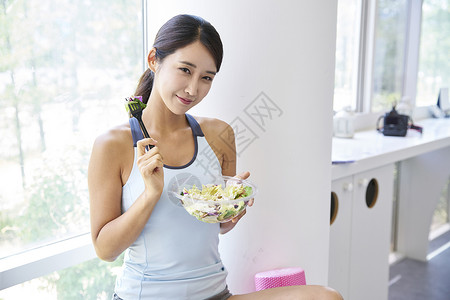 女人开心的吃健康沙拉图片