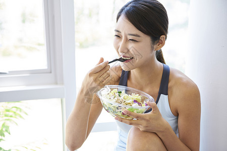 吃健康沙拉的女人女人开心的吃健康沙拉图片