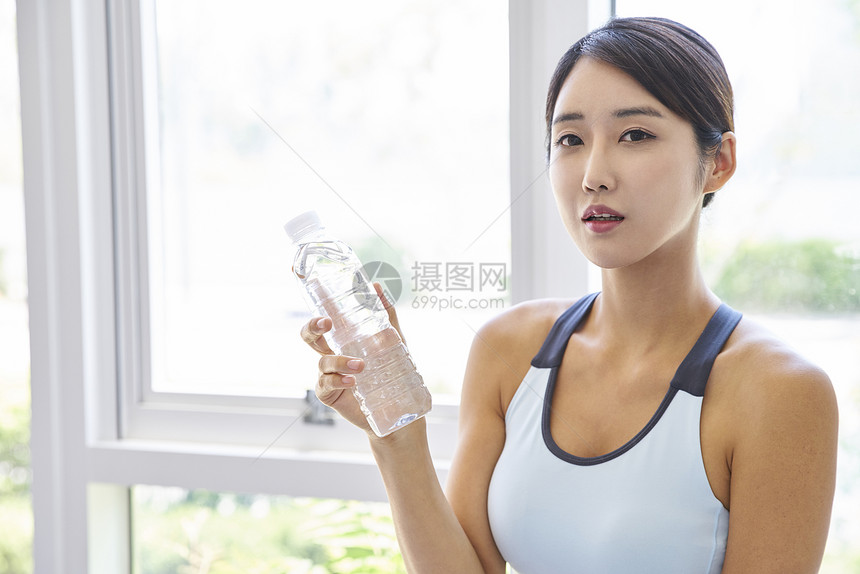 喝水的女人图片