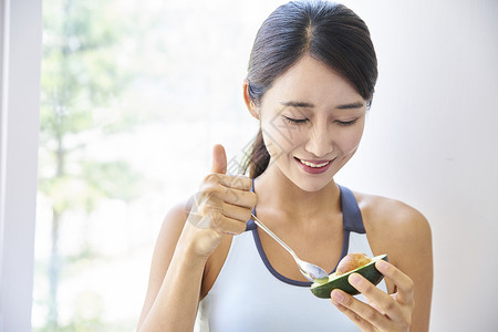 吃牛油果的健康女性图片