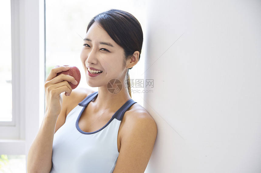 吃苹果的女性图片