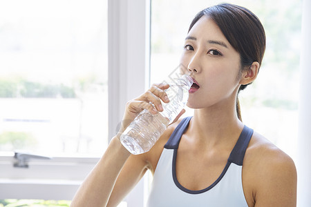 喝水的健康女性图片