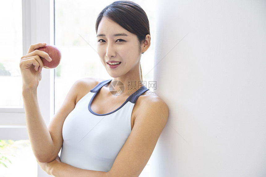 吃苹果的青年女性图片