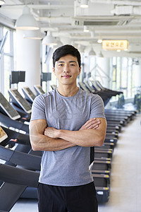健身房锻炼的年轻男子图片