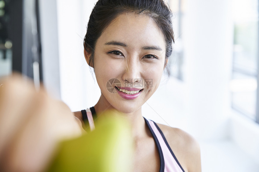 举哑铃的女人图片