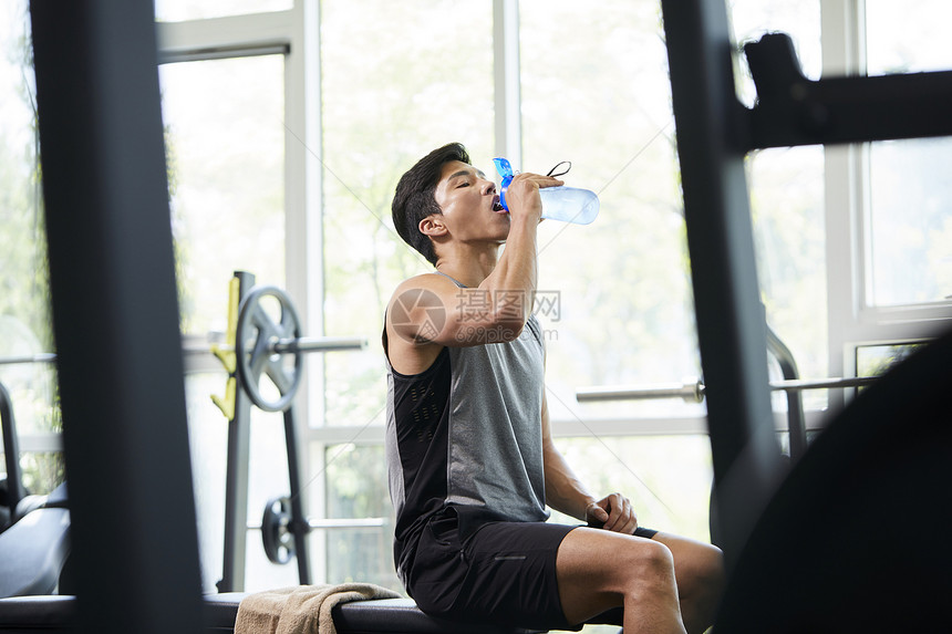 健身的成年男子喝水休息图片