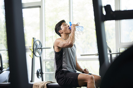 健身的成年男子喝水休息图片