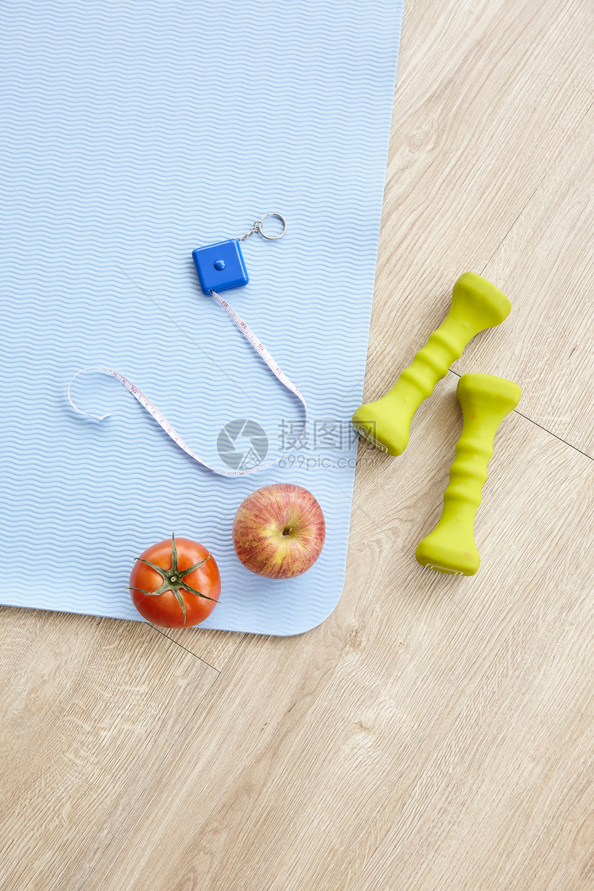 水果和健身器材的静物图片