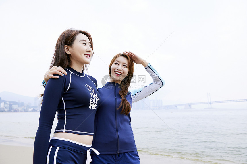 在海边休闲玩耍的年轻女性图片
