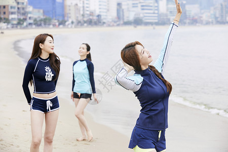 年轻女人在海边沙滩上开心玩耍散步聊天图片