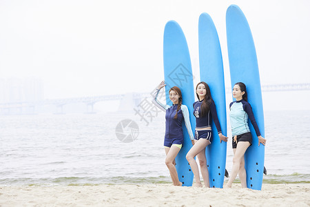 年轻女子在海边冲浪图片