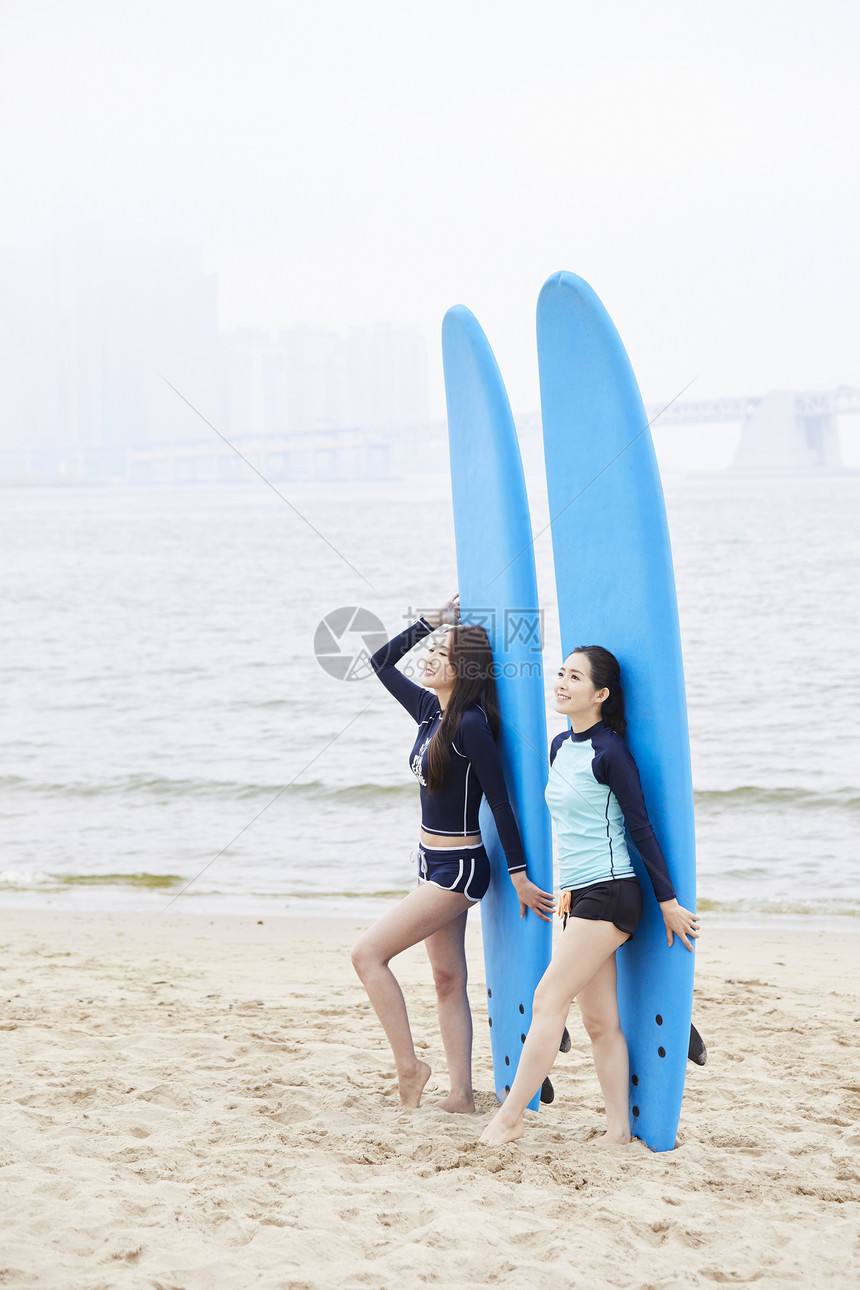 年轻女子在海边冲浪图片