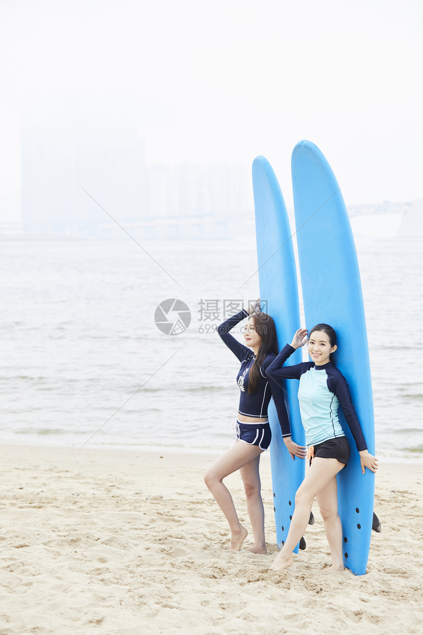 海边享受冲浪的女子图片