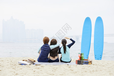夏天假期沙滩的少女们背影图片