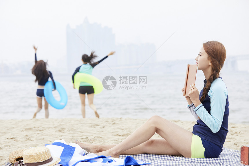 夏天沙滩上度假的少女们图片