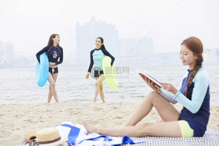 三个年轻女子享受海边假期图片