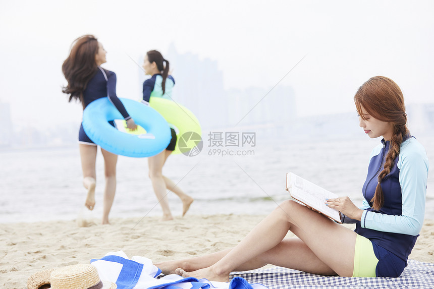 年轻女子在海边游泳图片