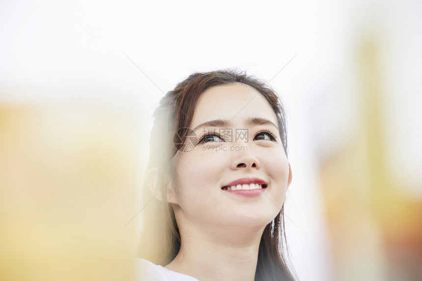 愉快度假聚会喝香槟的年轻女子图片