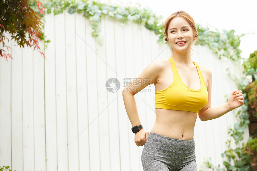 穿着运动装户外运动跑步的女子图片
