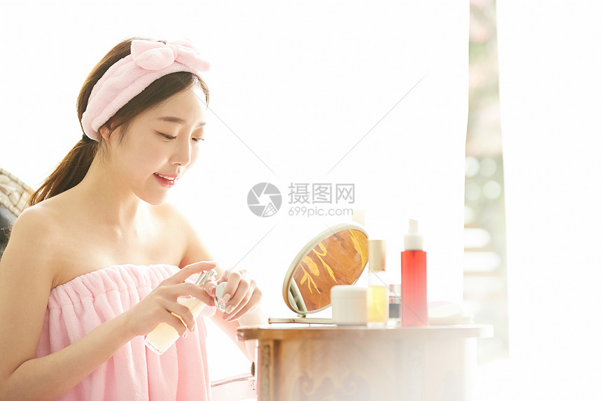 按压精华液的年轻美女图片