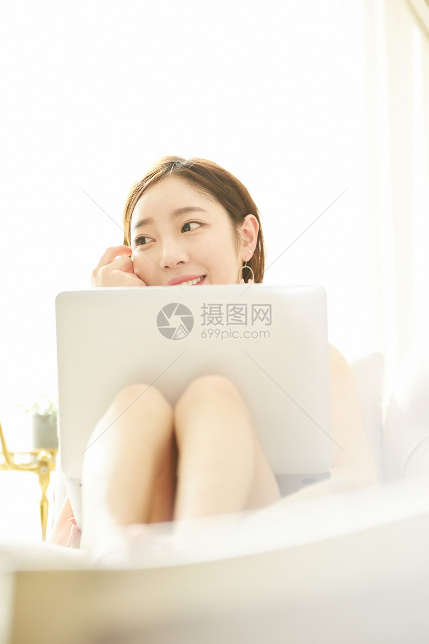 使用笔记本电脑的年轻女子图片