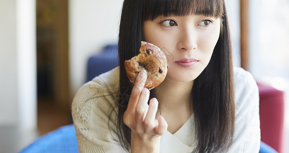 吃面包的年轻女子图片