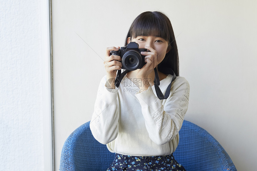 年轻女人拿着相机图片