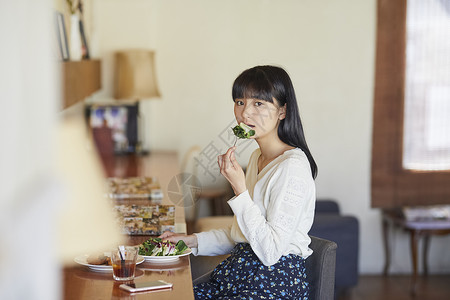 在咖啡馆享受健康饮食的女人图片