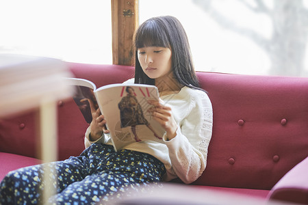 年轻美女阅读杂志图片