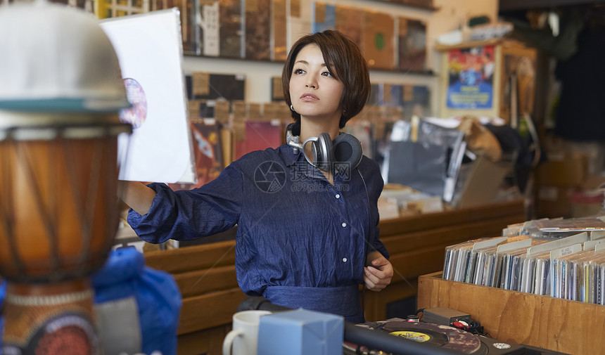 年轻日系美女逛书店图片