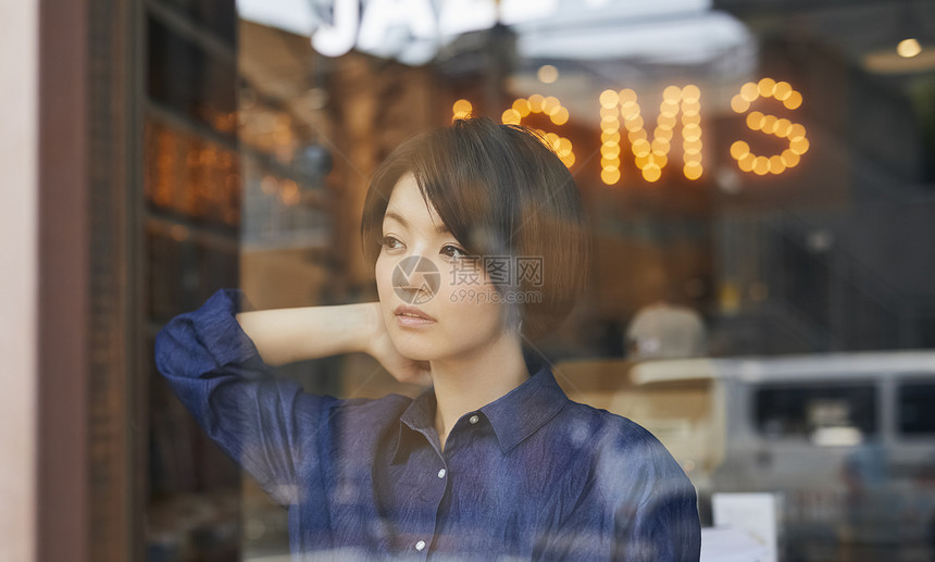 青年提神近路唱片店女肖像图片