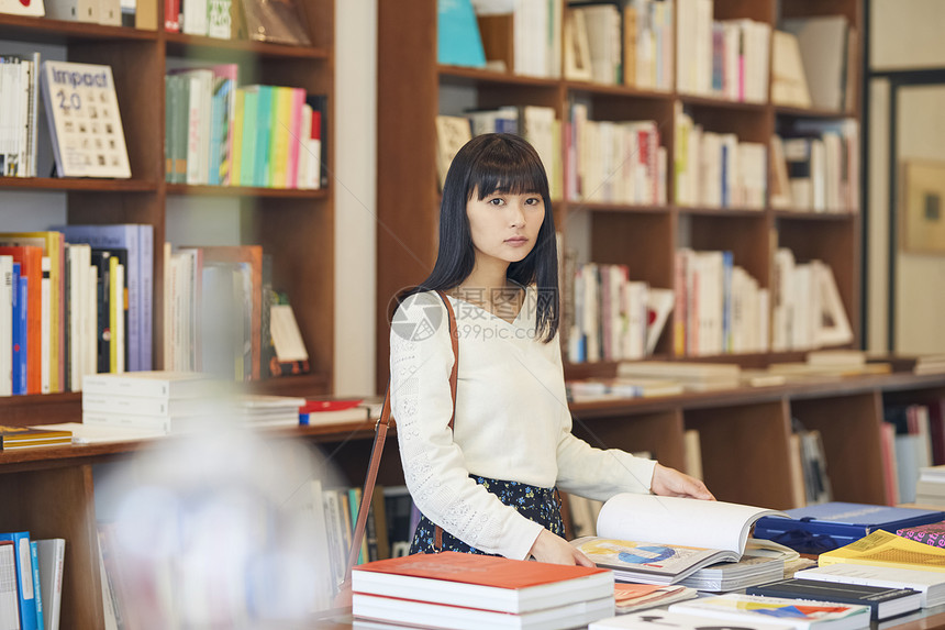 社会的新成员美丽女孩一家书店的女人图片