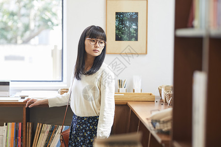 30多岁年轻天一家书店的女人图片