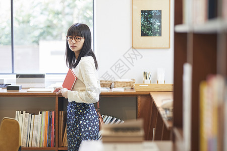 休息流行女士一家书店的女人图片