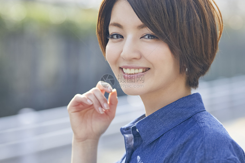 年轻短发美女图片