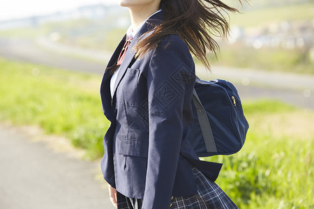 走路带风青春学校通勤生机勃勃上学的女学生背景