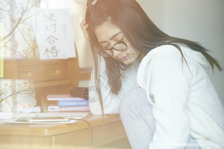 从窗口看过去为入学考试学习试用学校女孩高中学习图片